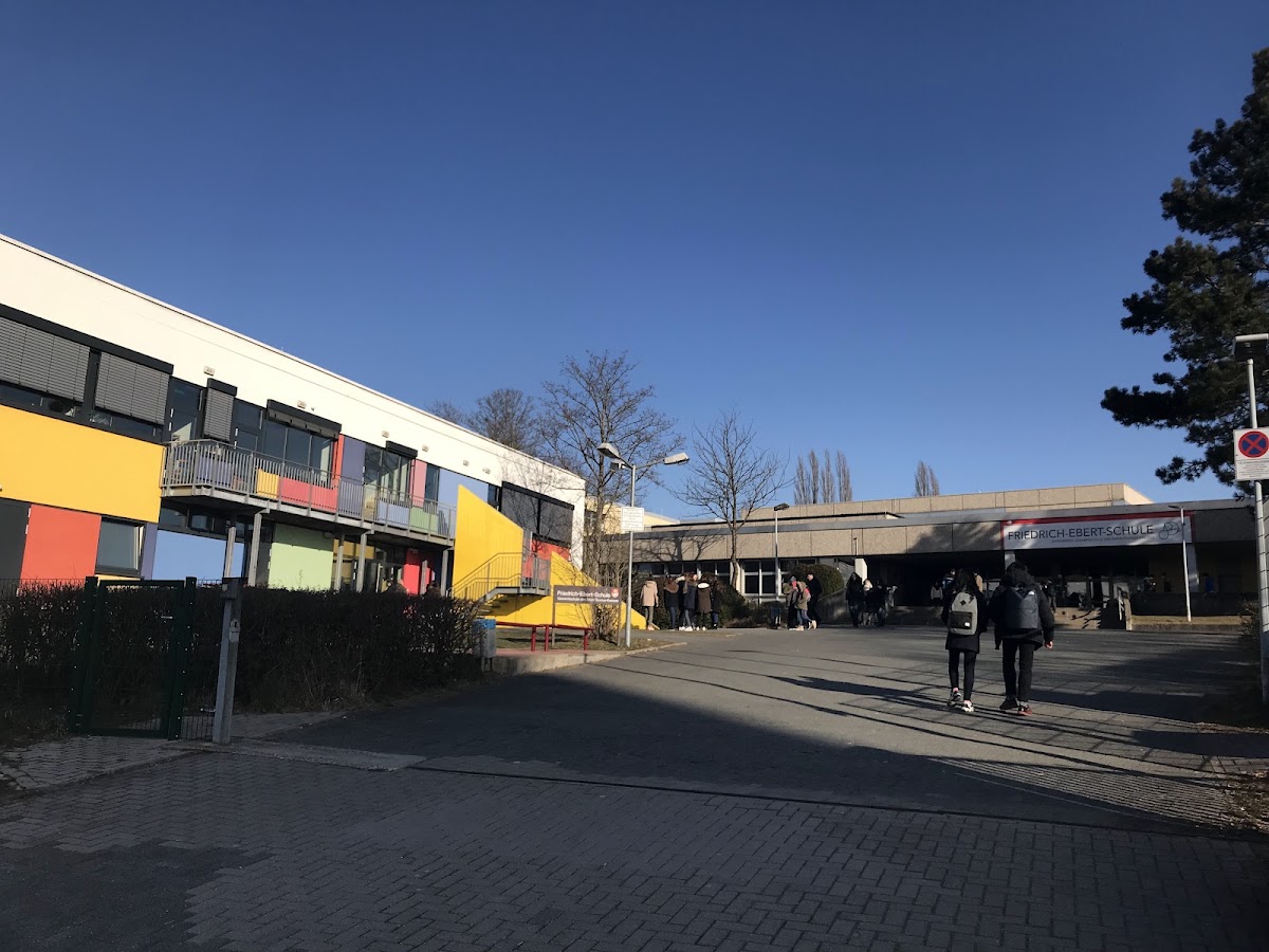 Friedrich-Ebert-Schule, Schule in Schwalbach am Taunus – Foto 1 von 1