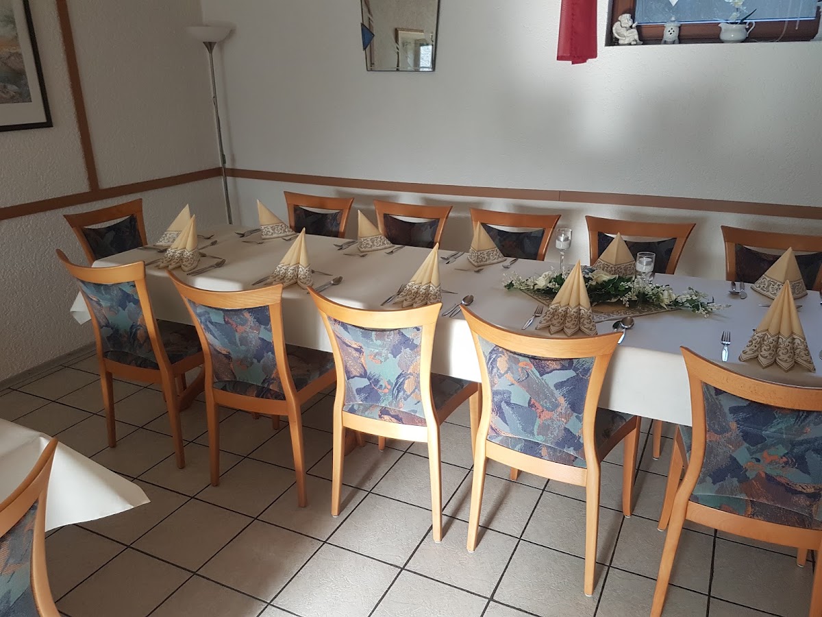 Gasthaus Lindeneck und Getränkehandel, Restaurant in Beselich