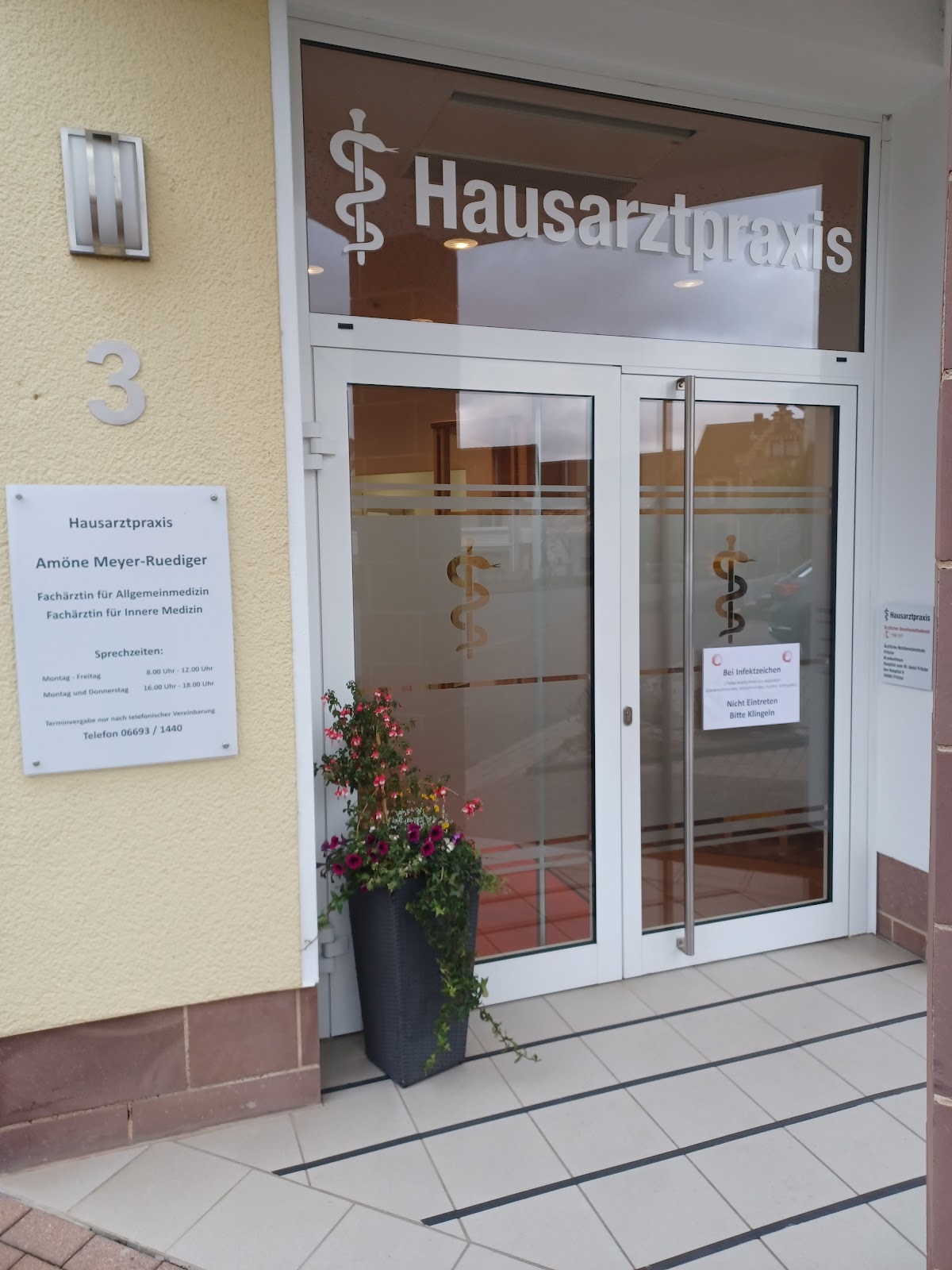 Hausarztpraxis Amöne Meyer-Ruediger, Arzt in Neuental