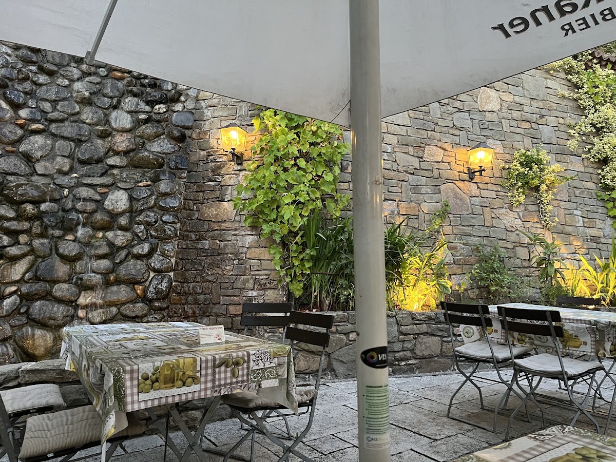Pizzeria La Cascata, Pizzeria in Ehringshausen