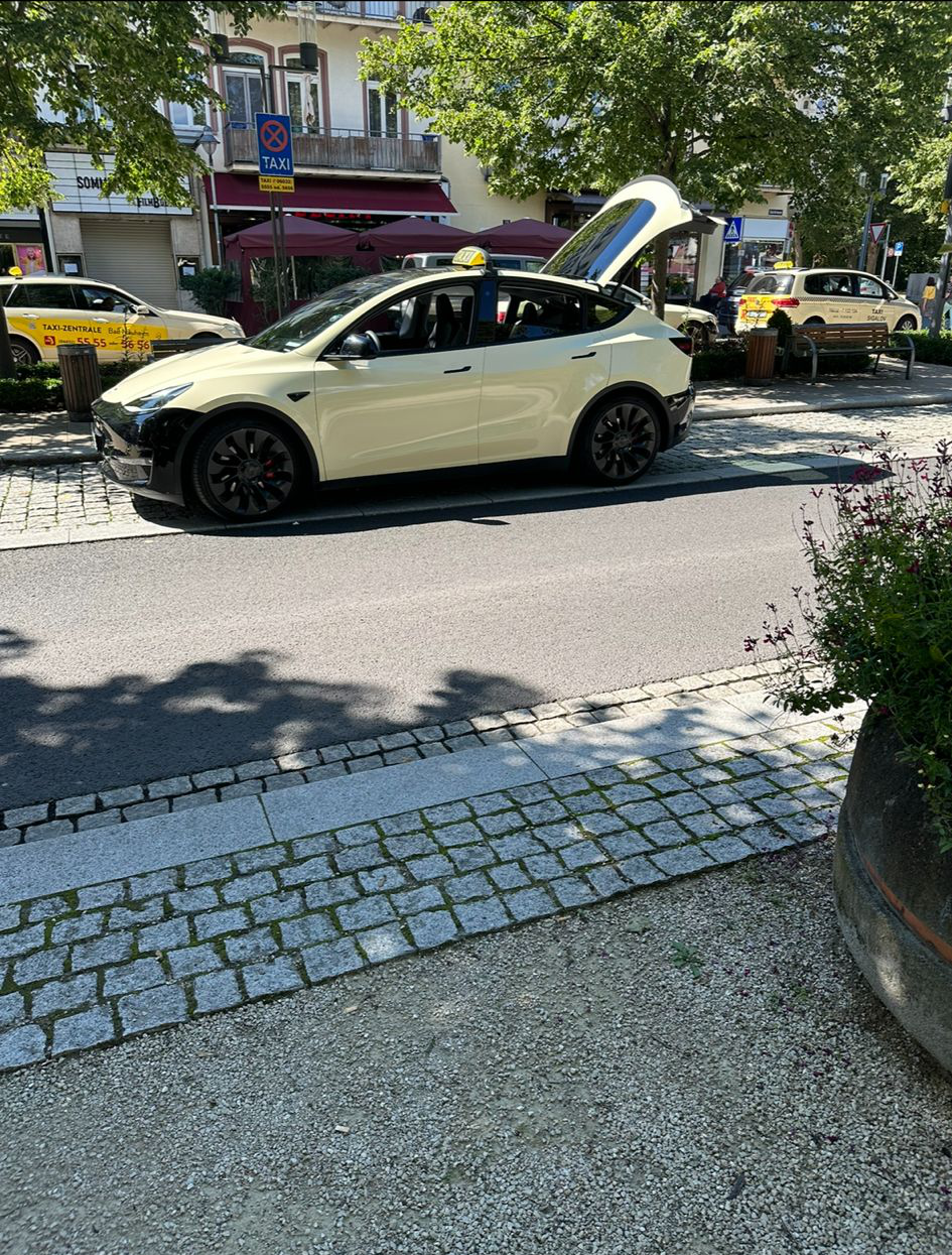 Taxi Tesla Er, Taxi in Bad Nauheim – Foto 1 von 1