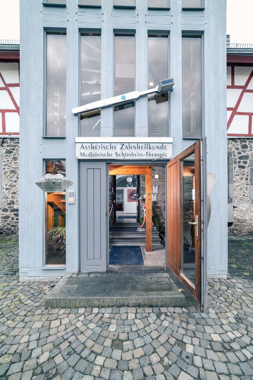 Zahnarztpraxis am Schloss in Lich - Ästhetische Zahnheilkunde - Dr. Elfriede Rupprecht, Zahnarzt in Lich – Foto 1 von 1